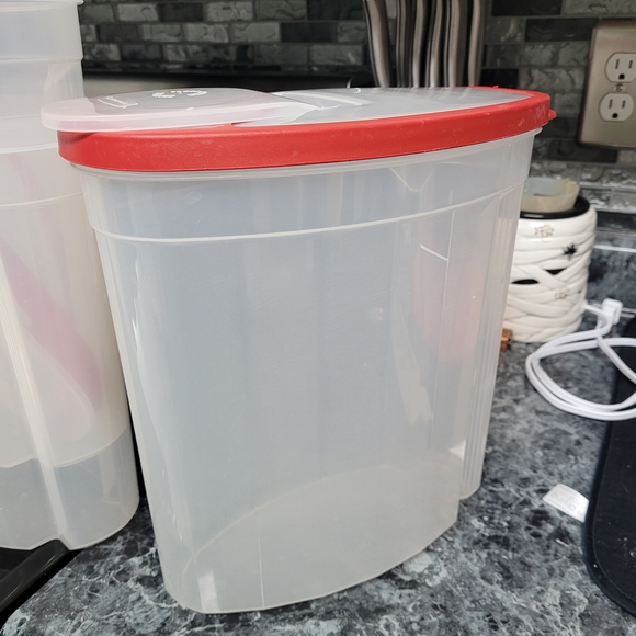 Rubbermaid Cereal Storage Container - Picture 1 of 5